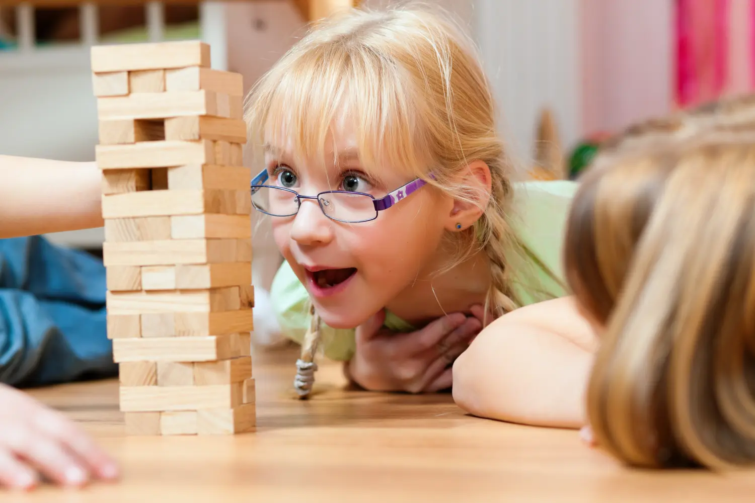 Kinder spielen daheim