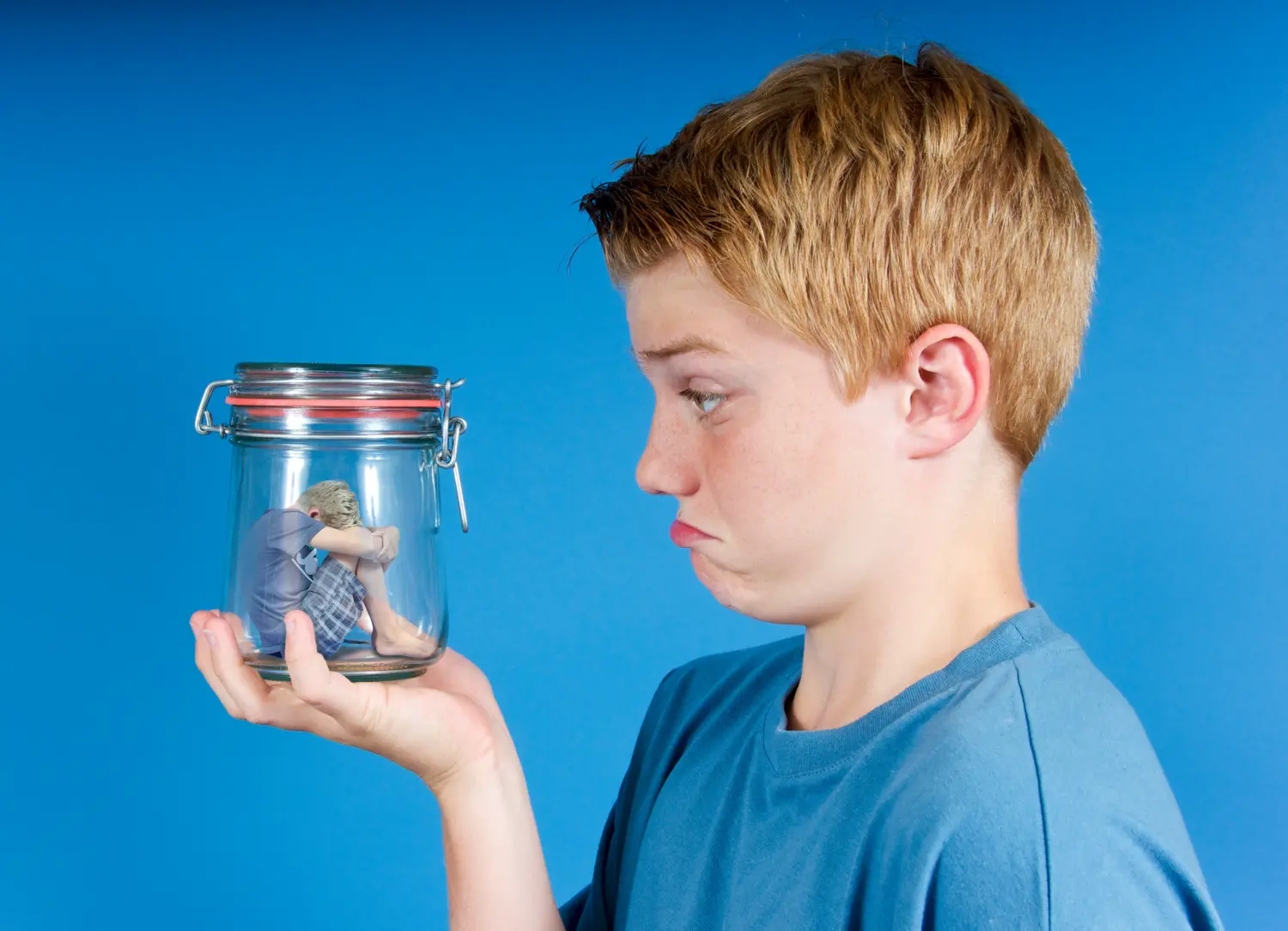 Kind schaut auf Glasgefäß
