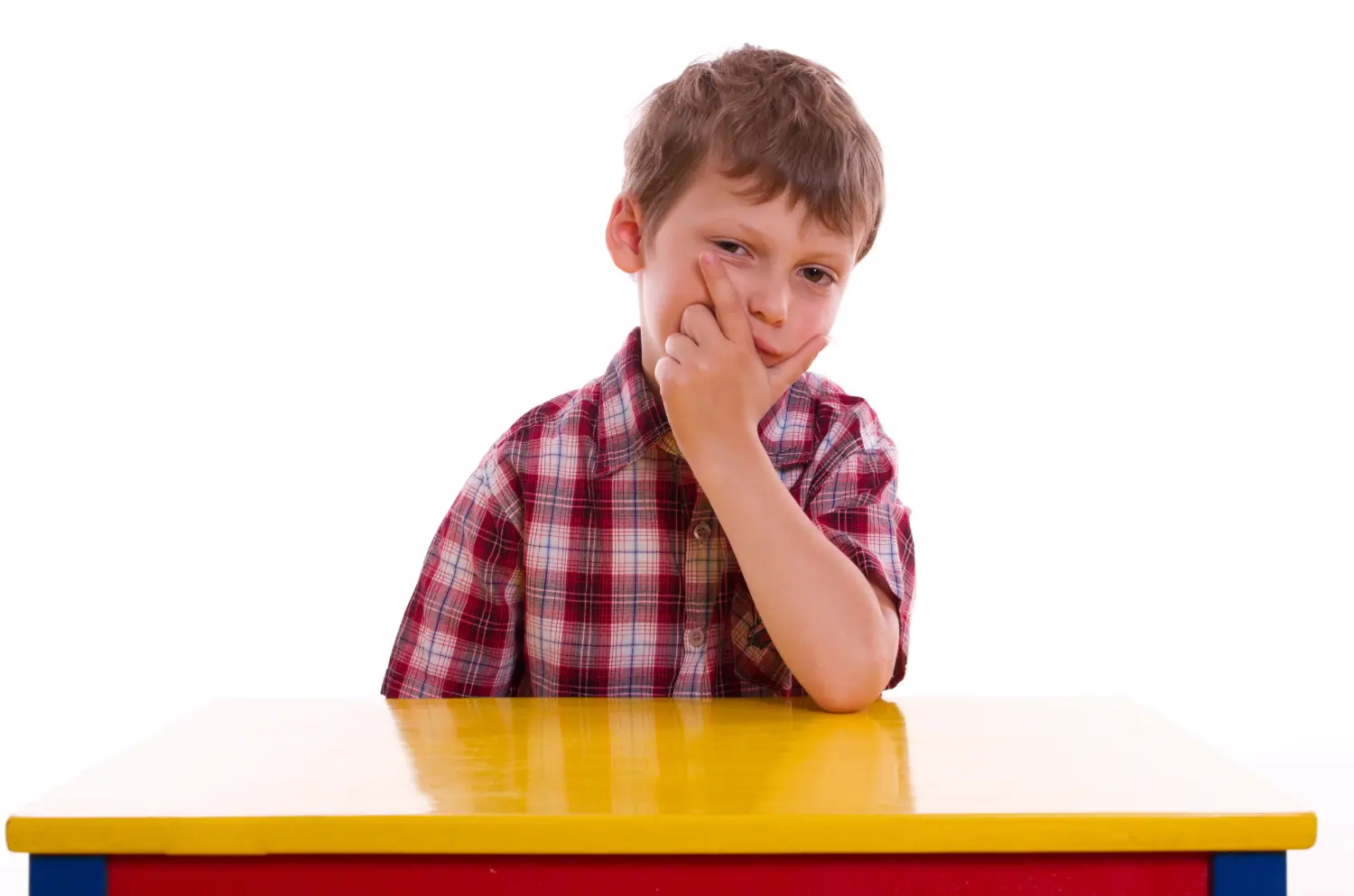 Kind schaut auf Glasgefäß